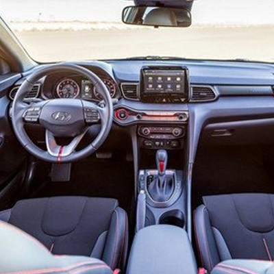 成都運動車內飾優化：換運動方向盤 + 加監測儀表，駕駛便利又專業